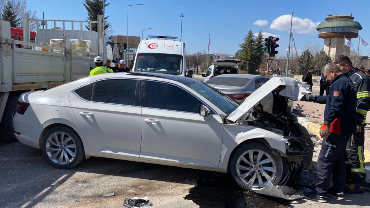 Elazığ'da iki otomobil &ccedil;arpıştı: 6 yaralı