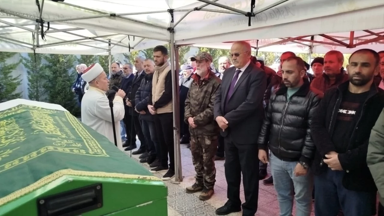 Kahvehanede d&uuml;şerek başını &ccedil;arpan bir kişi hayatını kaybetti