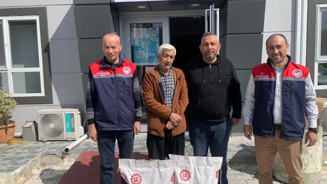 Kadirli'de &ccedil;ift&ccedil;ilere ay&ccedil;i&ccedil;eği tohumu dağıtıldı