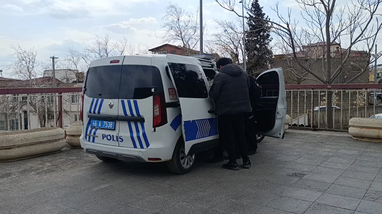 'Bir dal sigara' tartışması bı&ccedil;aklı kavgaya d&ouml;n&uuml;şt&uuml;
