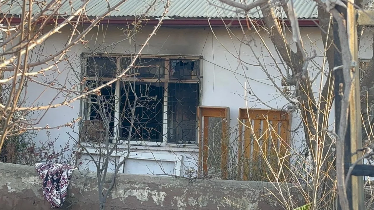 Elazığ'da ev yangını: 1 kişi hayatını kaybetti