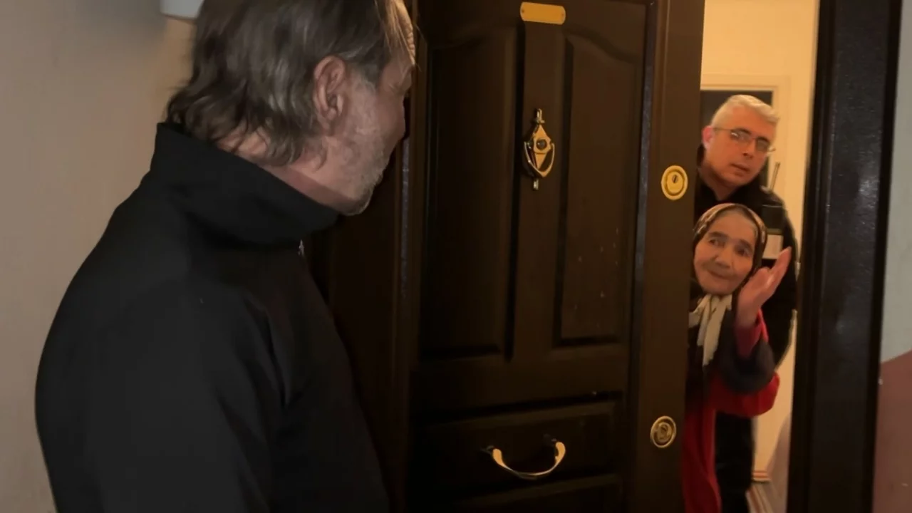 Alzheimer anne oğlunu unuttu, sokakta kalan oğlu için ekipler seferber oldu