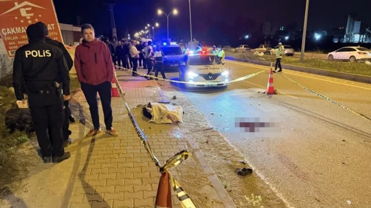 Adana'da belediye otob&uuml;s&uuml;yle &ccedil;arpışan motosiklet s&uuml;r&uuml;c&uuml;s&uuml; gen&ccedil;, hayatını kaybetti