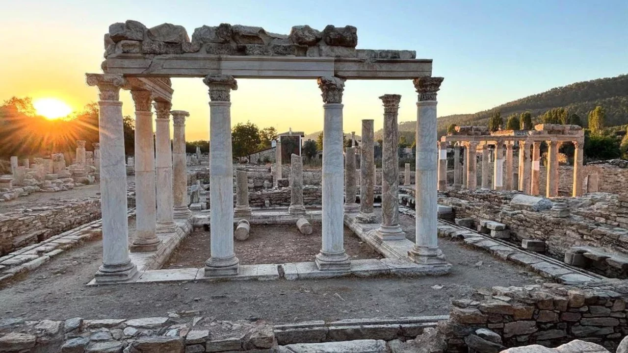 Stratonikeia ve Lagina kazılarında geleceğin restorat&ouml;rleri yetişiyor