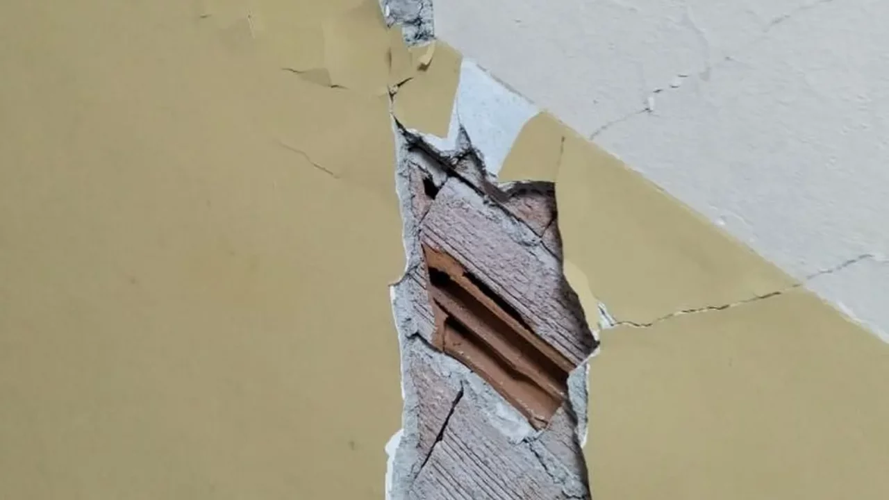 Tokat'ta 5,5 b&uuml;y&uuml;kl&uuml;ğ&uuml;ndeki deprem yatılı okulun duvarlarını &ccedil;atlattı