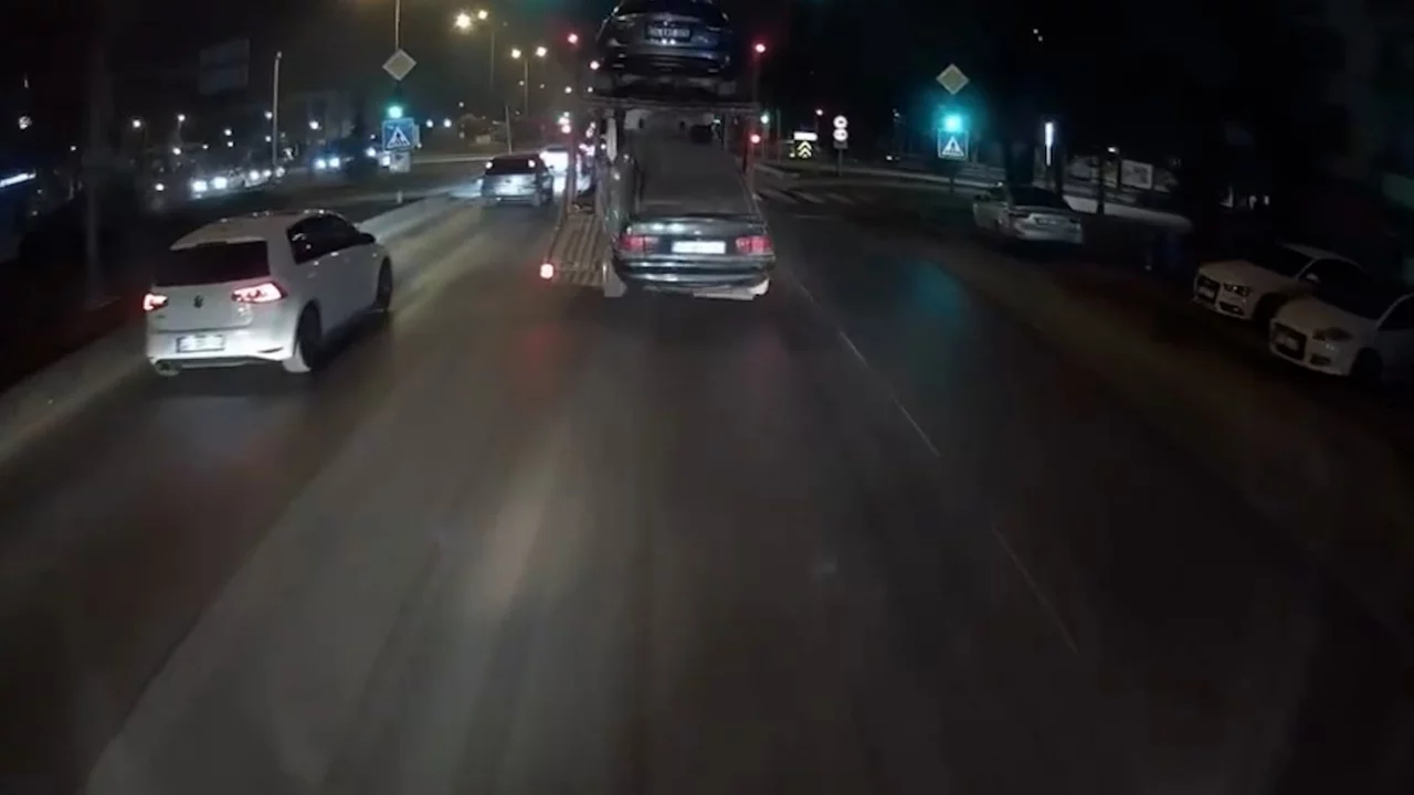 &Ccedil;ekici otomobili yola d&uuml;ş&uuml;rd&uuml;