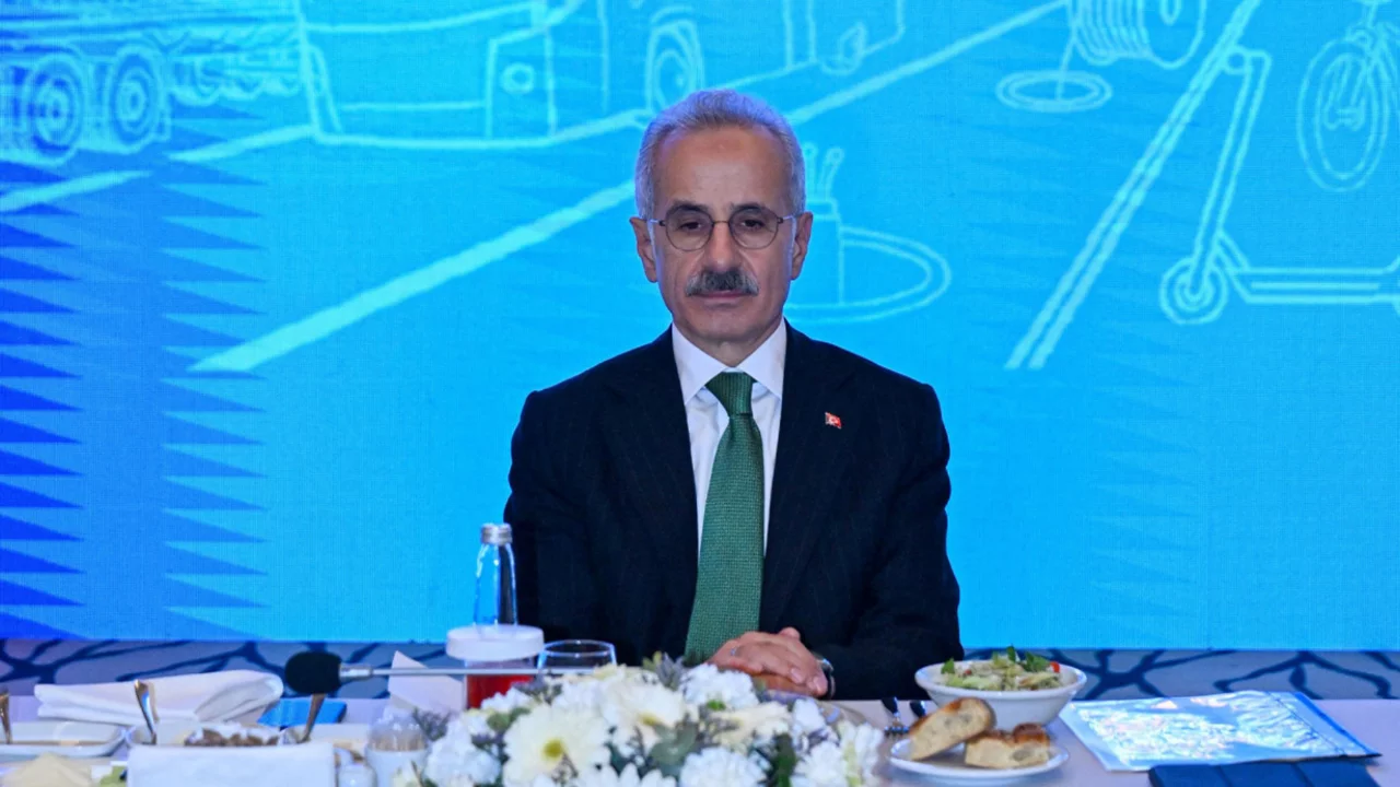 Bakan Uraloğlu: "800 gemi hala H&uuml;rm&uuml;z Boğazı'nda"