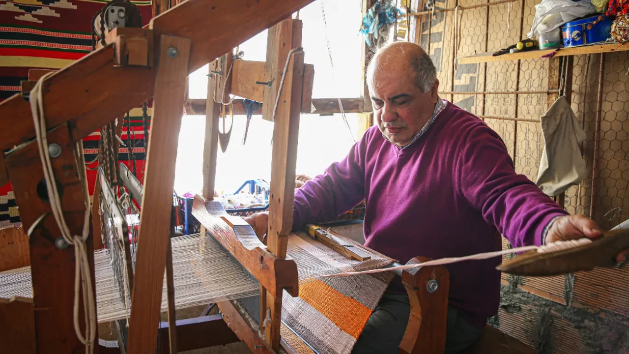 7 yaşında babasından devraldı, şimdi evinde yaşatıyor: 40 yıllık tezgahın yeni adresi evi oldu