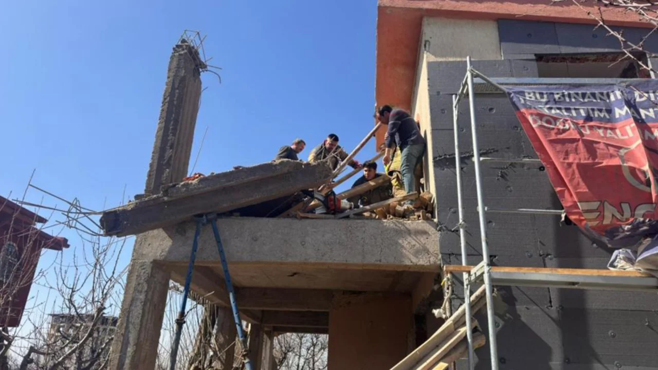 İnşaat alanında &ccedil;&ouml;kme: 1'i ağır, 2 yaralı