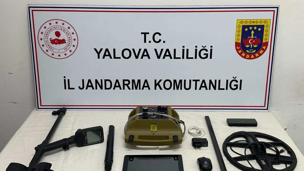 Jandarmadan ka&ccedil;ak kazıya su&ccedil;&uuml;st&uuml;! 170 bin liralık ekipmanla yakalandılar