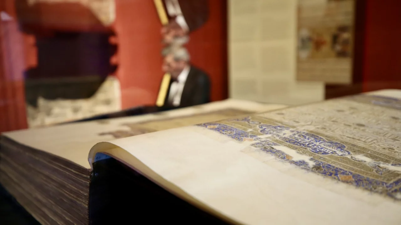Meml&uuml;k Sultanı Berkuk'un Yıldırım Bayezid'e hediyesi Kur'an-ı Kerim Bursa'da ziyarete a&ccedil;ıldı