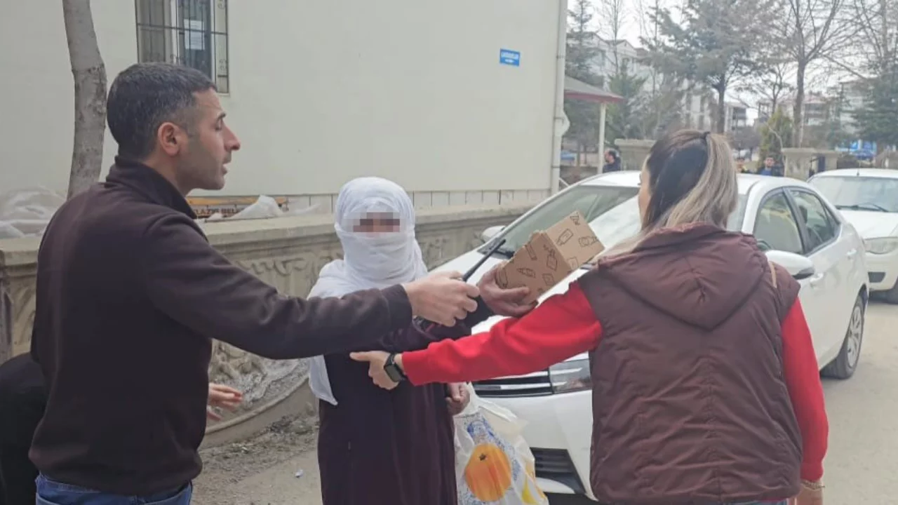 Zabıtalara yakalanan dilenci hasılatını r&uuml;şvet vermek istedi