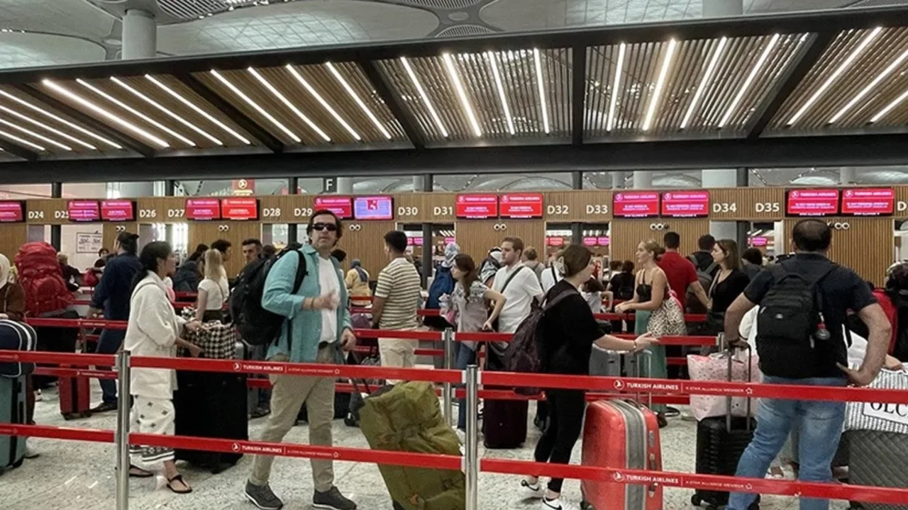 Tatil akını başladı: İstanbul havalimanlarında uzun kuyruklar oluştu!