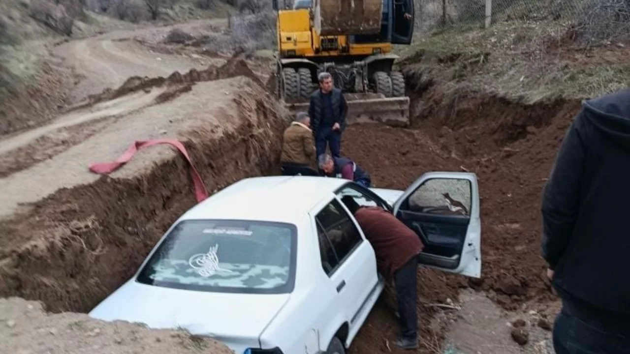 Elazığ'da &ccedil;ukura d&uuml;şen ara&ccedil; kurtarıldı
