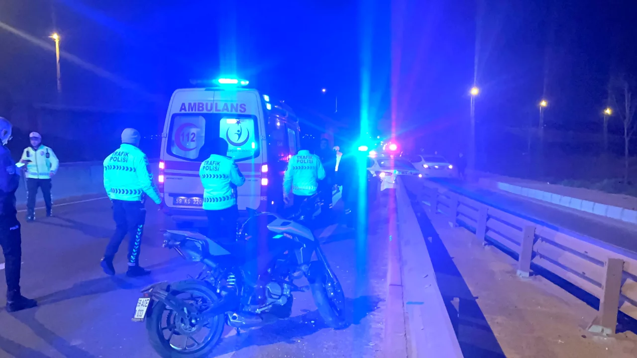 Tekirdağ'da iki motosiklet &ccedil;arpıştı: 3 yaralı