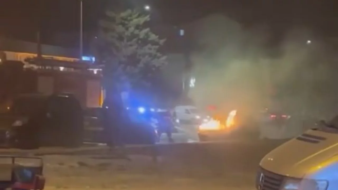 Alev alan aracı itfaiye ekipleri s&ouml;nd&uuml;rd&uuml;
