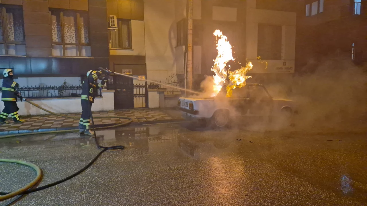 Eskişehir'de park halindeki LPG'li ara&ccedil; k&uuml;le d&ouml;nd&uuml;