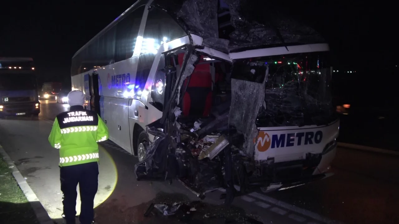 Bursa'dan hareket eden tıra yolcu otobüsü çarptı! Çok sayıda yaralı var
