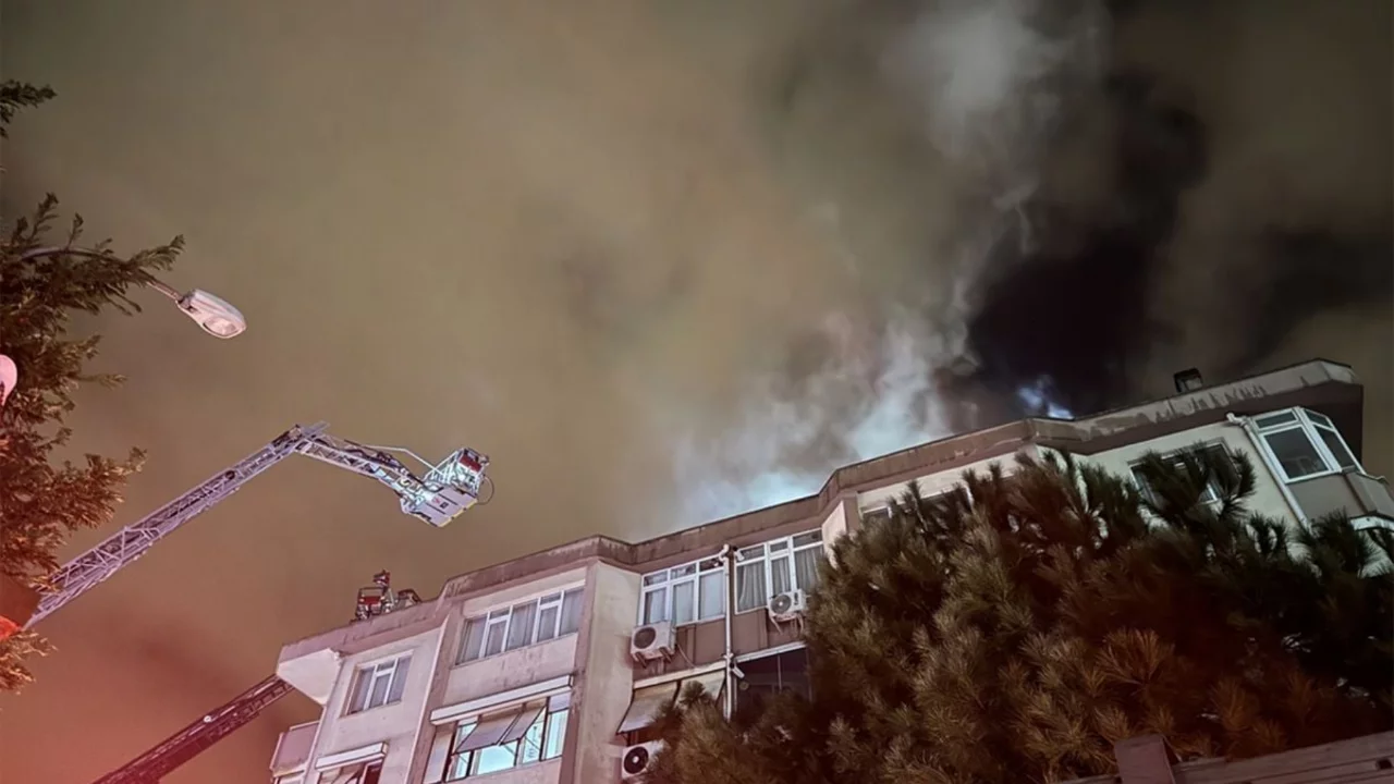 &Uuml;sk&uuml;dar'da &ccedil;atı katında yangın &ccedil;ıktı