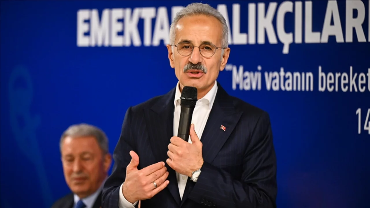 Bakan Uraloğlu: H&uuml;rm&uuml;z Boğazı'nda 15 T&uuml;rk sahipli gemi var