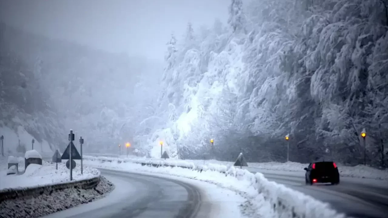 Meteoroloji illeri tek tek duyurdu! Yoğun kar yağışı bir anda bastıracak