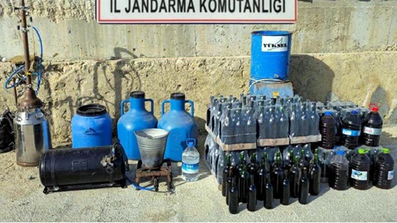 Tekirdağ'da &ccedil;iftlik evinde silah, sahte i&ccedil;ki, uyuşturucu ele ge&ccedil;irildi