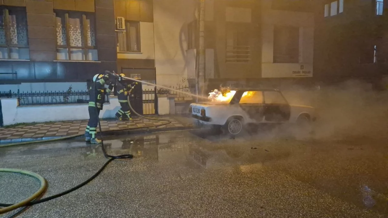 Eskişehir'de park halindeki ara&ccedil; alev aldı!