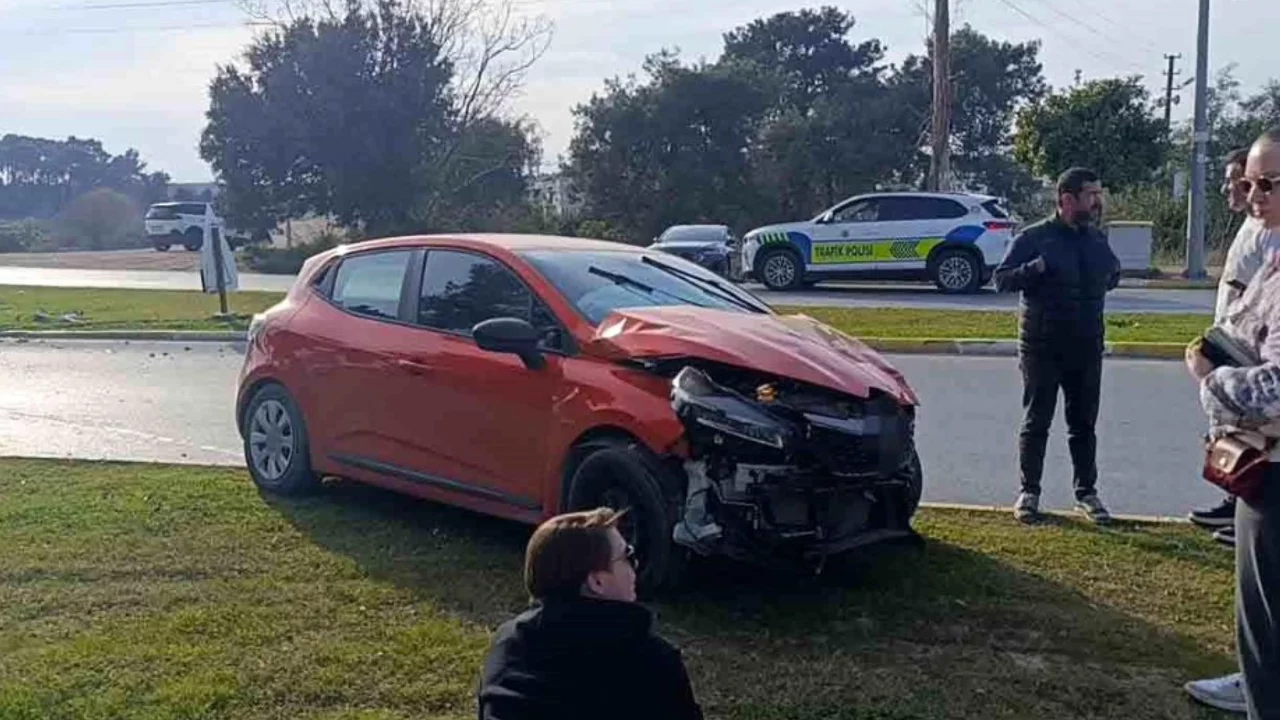 Manavgat'ta otomobiller &ccedil;arpıştı