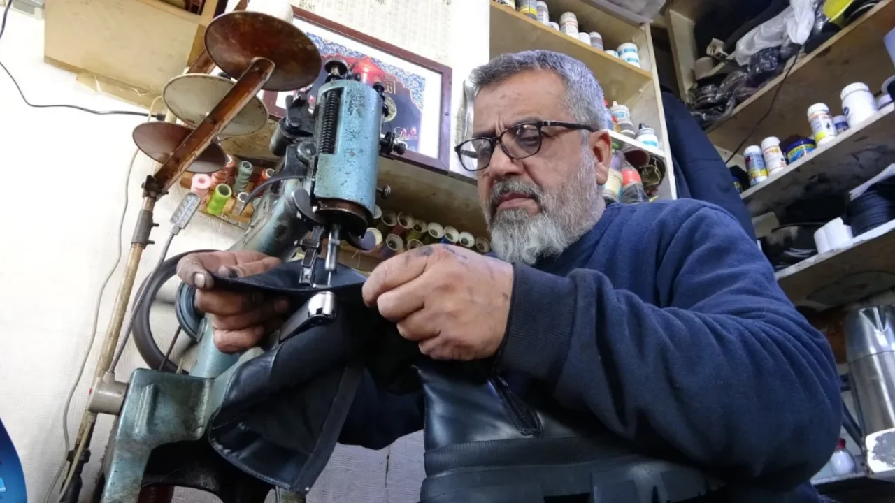 Babadan devraldı, mesleği yaşattı: 30 yıldır bitmeyen ayakkabı mesaisi