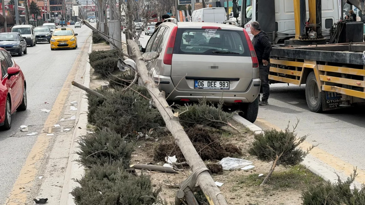 Ankara'da bir ara&ccedil;, yayalara &ccedil;arptı: 1'i ağır, 2 yaralı