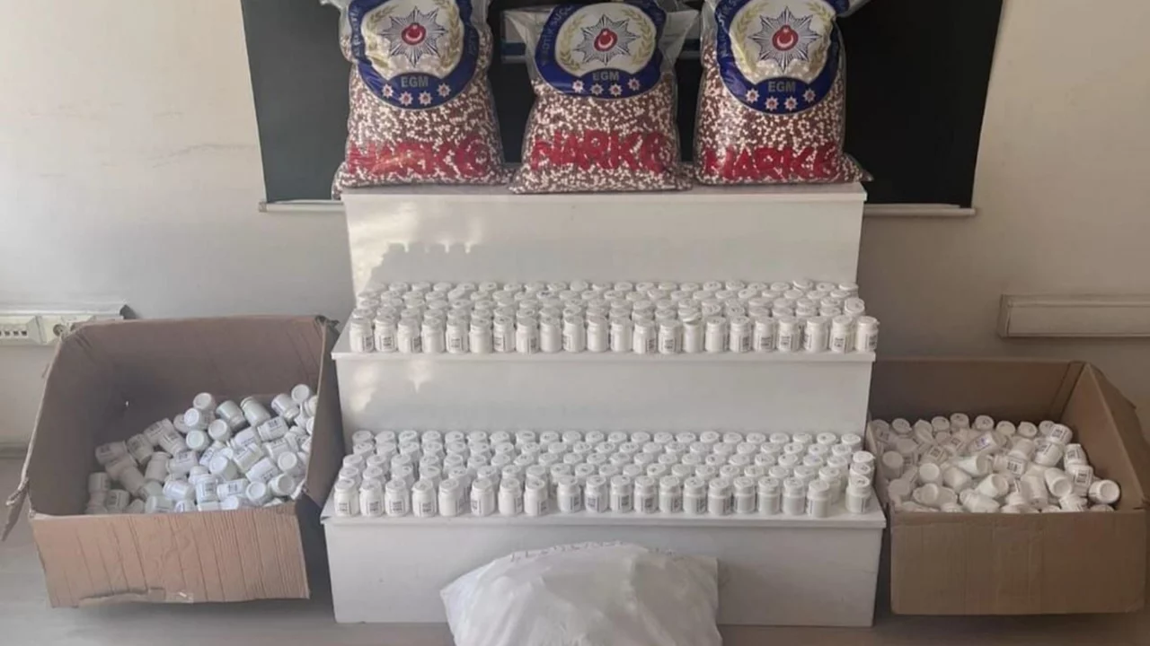 Balıkesir'de otomobilde 52 bin 959 adet sentetik hap ele ge&ccedil;irildi