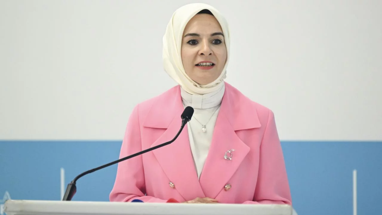 Bakan G&ouml;ktaş'tan 'Dijital D&uuml;nyada &Ccedil;ocuk Hakları S&ouml;zleşmesi'ne imza &ccedil;ağrısı