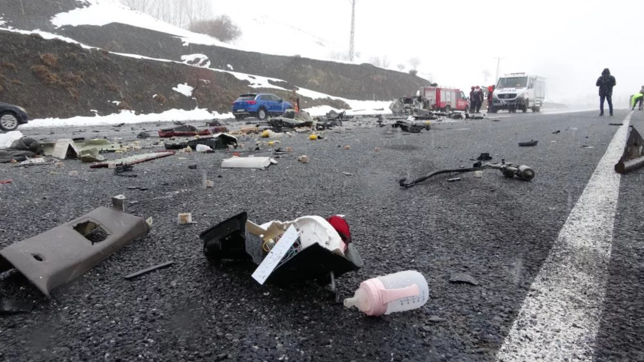 Bir aile yok oldu: Kazada yaralanan bebek hastanede yaşamını yitirdi...
