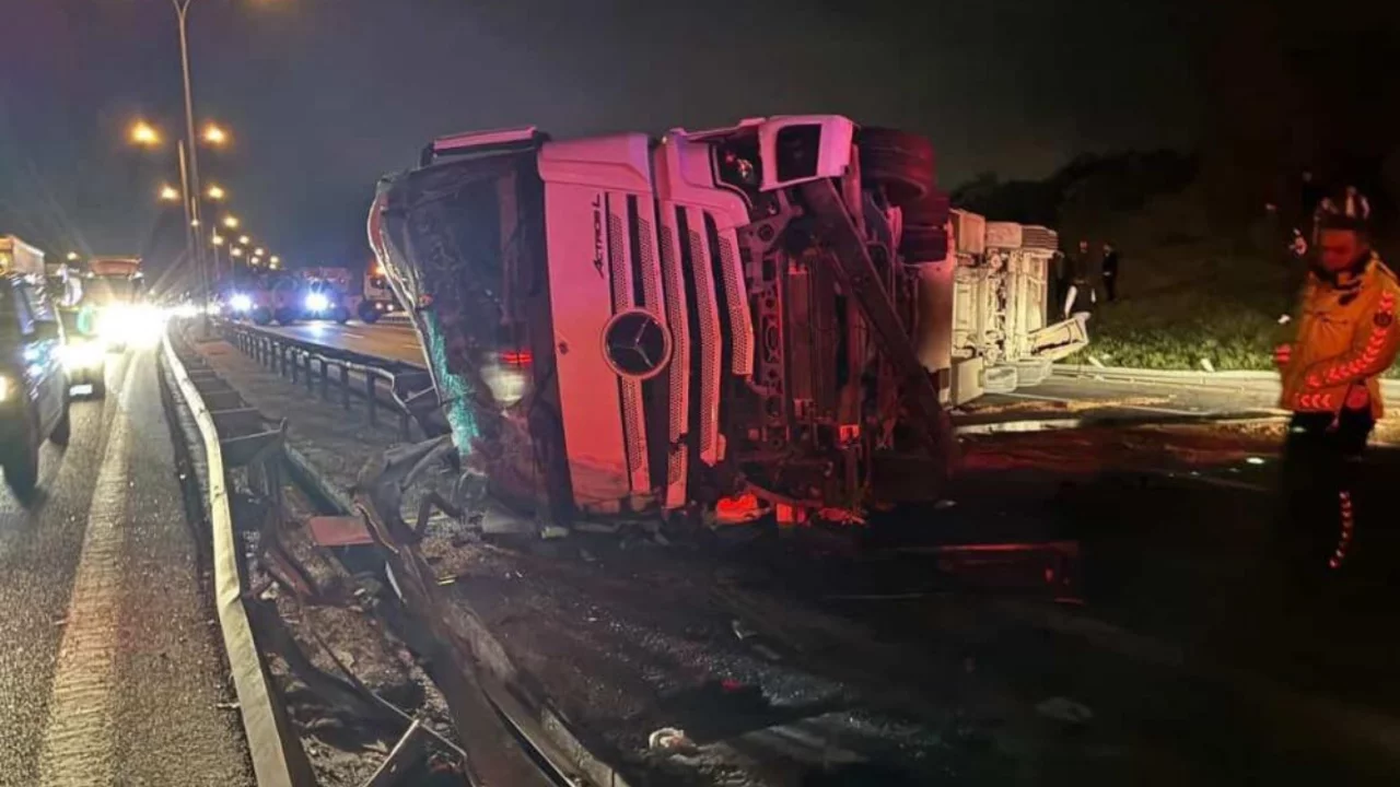 Kontrolden &ccedil;ıkan tır devrildi, otoyol kilitlendi