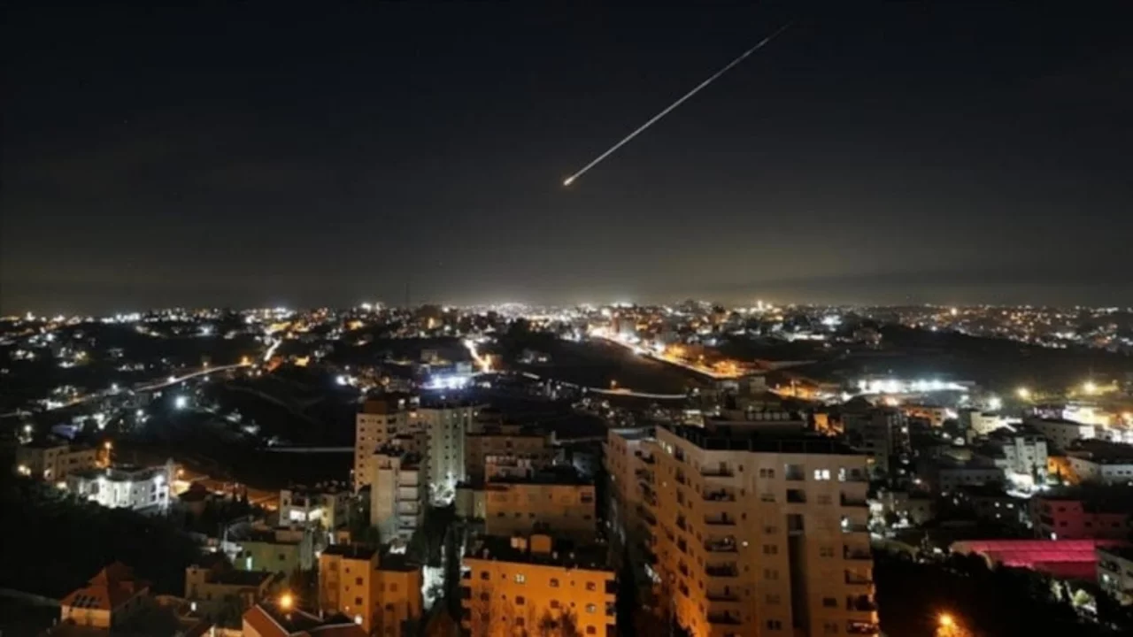 İran'da fabrikaya füze saldırısı: En az 15 ölü