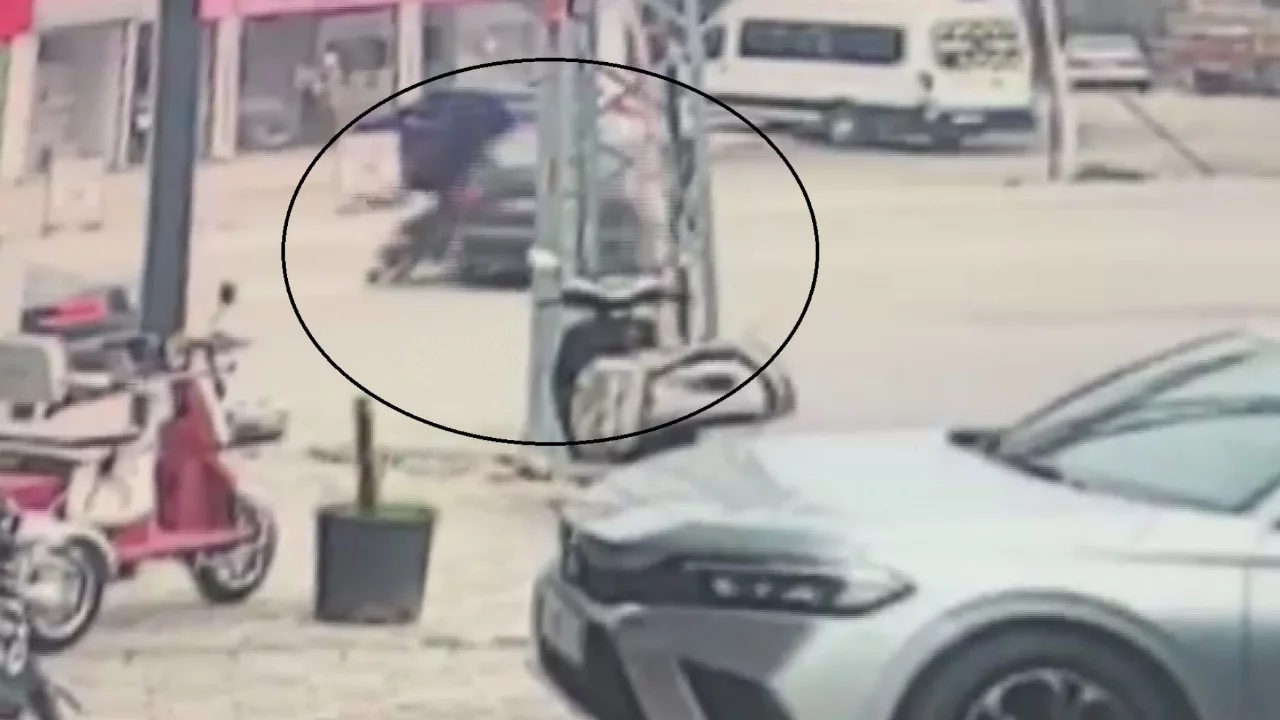Otomobille &ccedil;arpışan motosikletteki 2 kişinin yere savrulduğu anlar kamerada