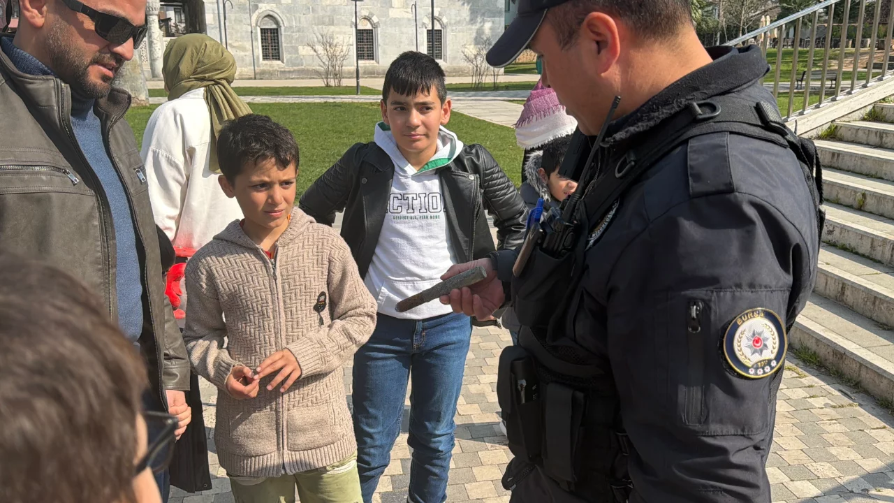 Çekilen İznik Gölü kıyısında oynayan çocuklar top mermisi buldu