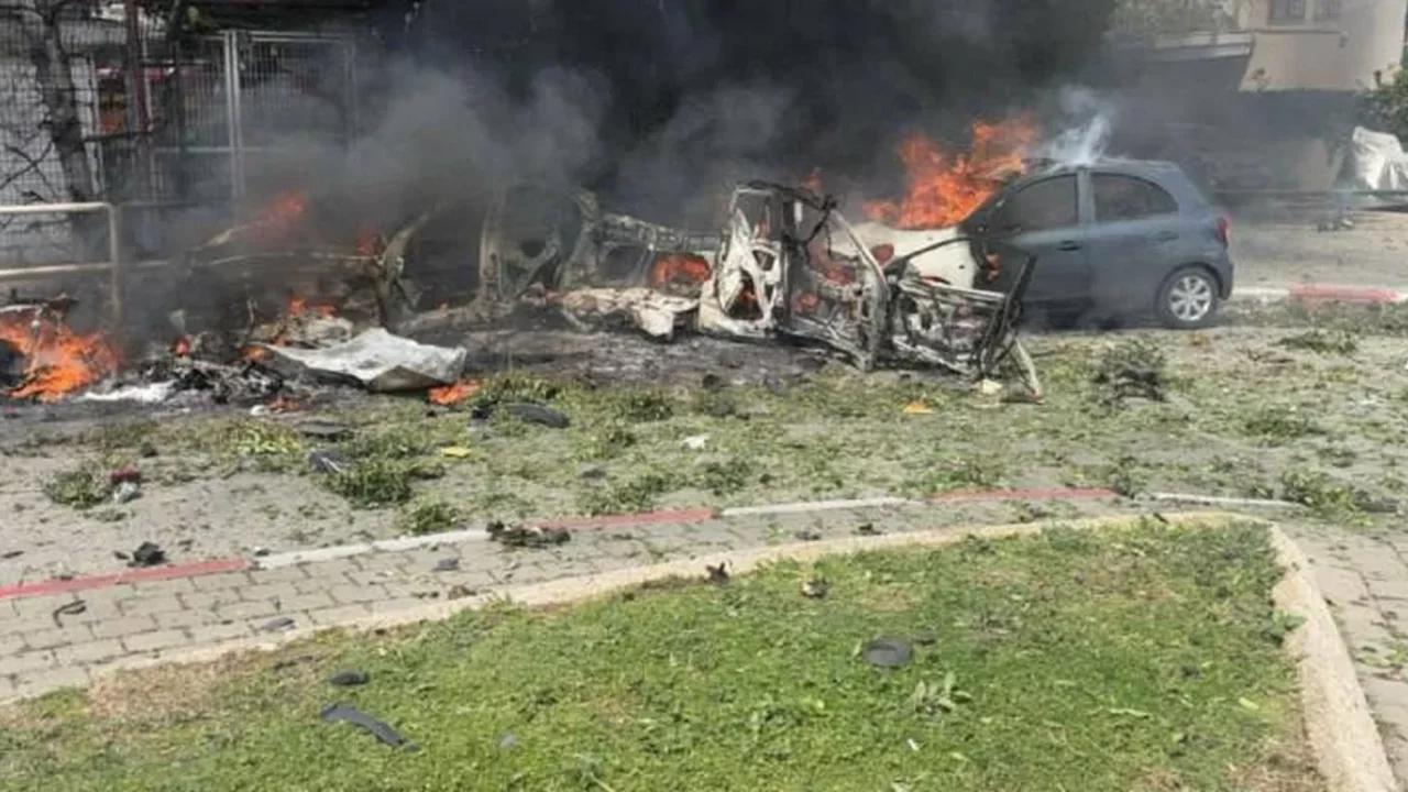 İran'dan fırlatılan füze İsrail'in merkezine düştü