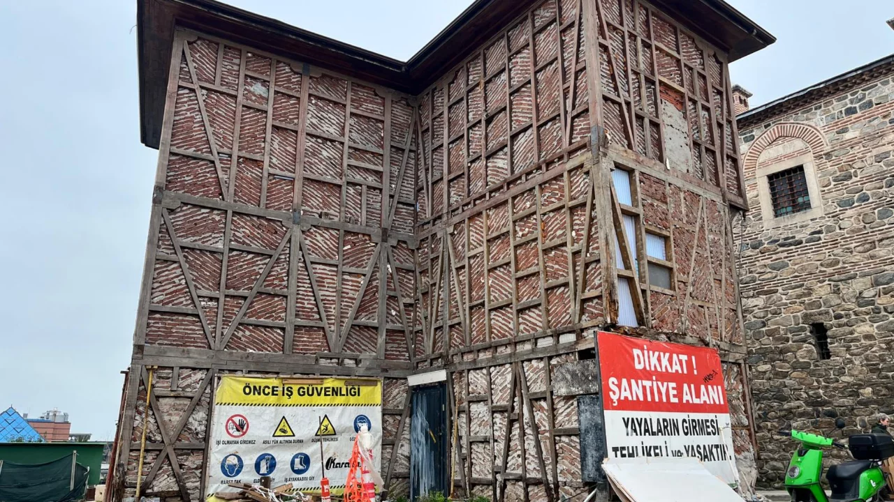 Bursa'nın göbeğindeki tarihi bina için karar! Her an yıkılabilir...