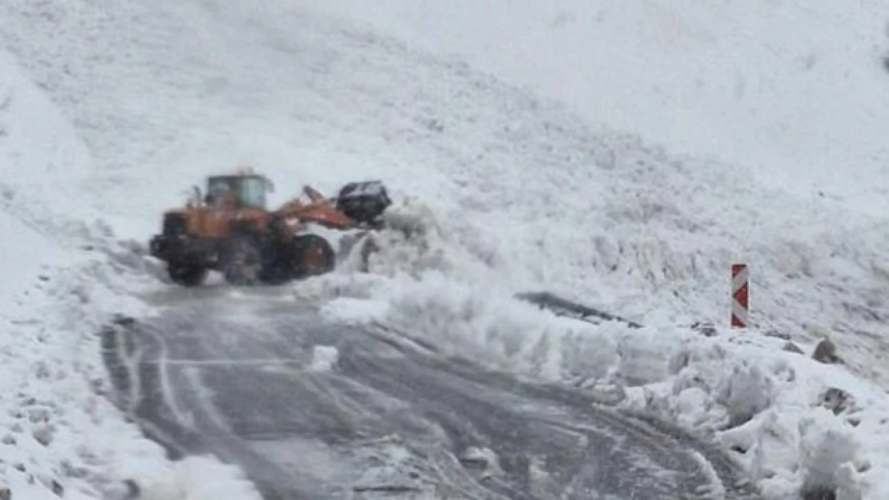 Şırnak-Hakkari yolunda çığ: 40 yolcu mahsur kaldı