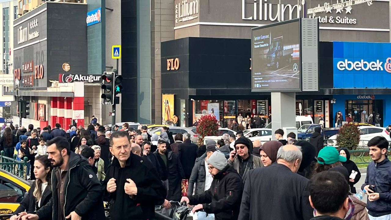 Bursa'da bayram öncesi yoğunluğu! Caddelerden meydanlara...