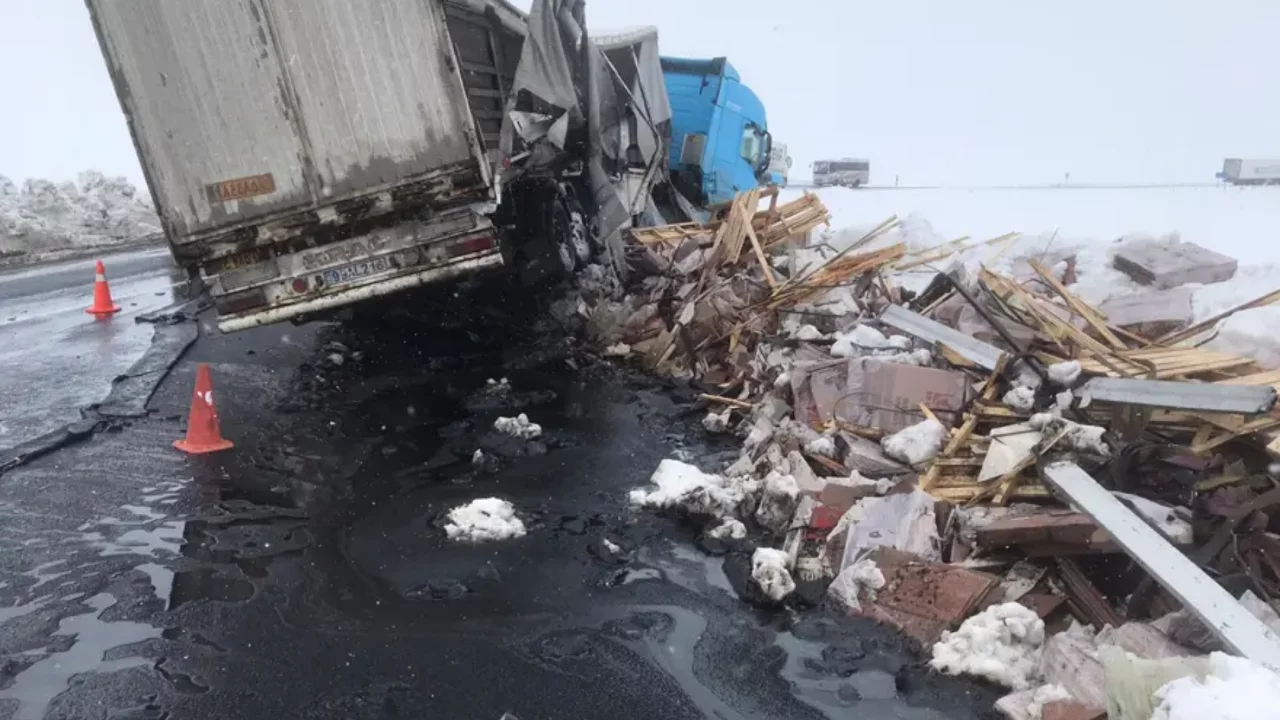 Kars'ta zift yüklü tanker ile TIR çarpıştı