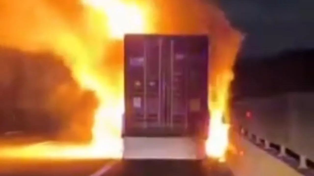 Tır üzerindeki konteyner alev alev yandı