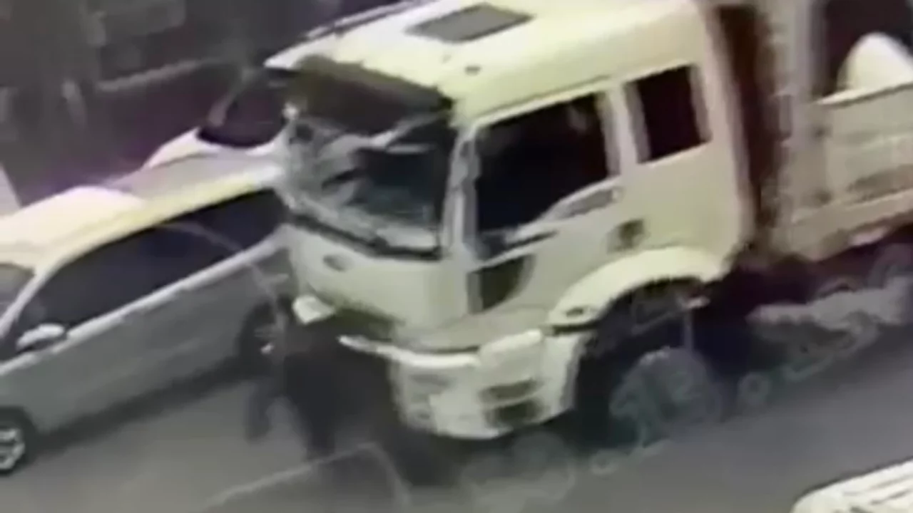 Kamyonun çarptığı yaşlı adam ağır yaralandı