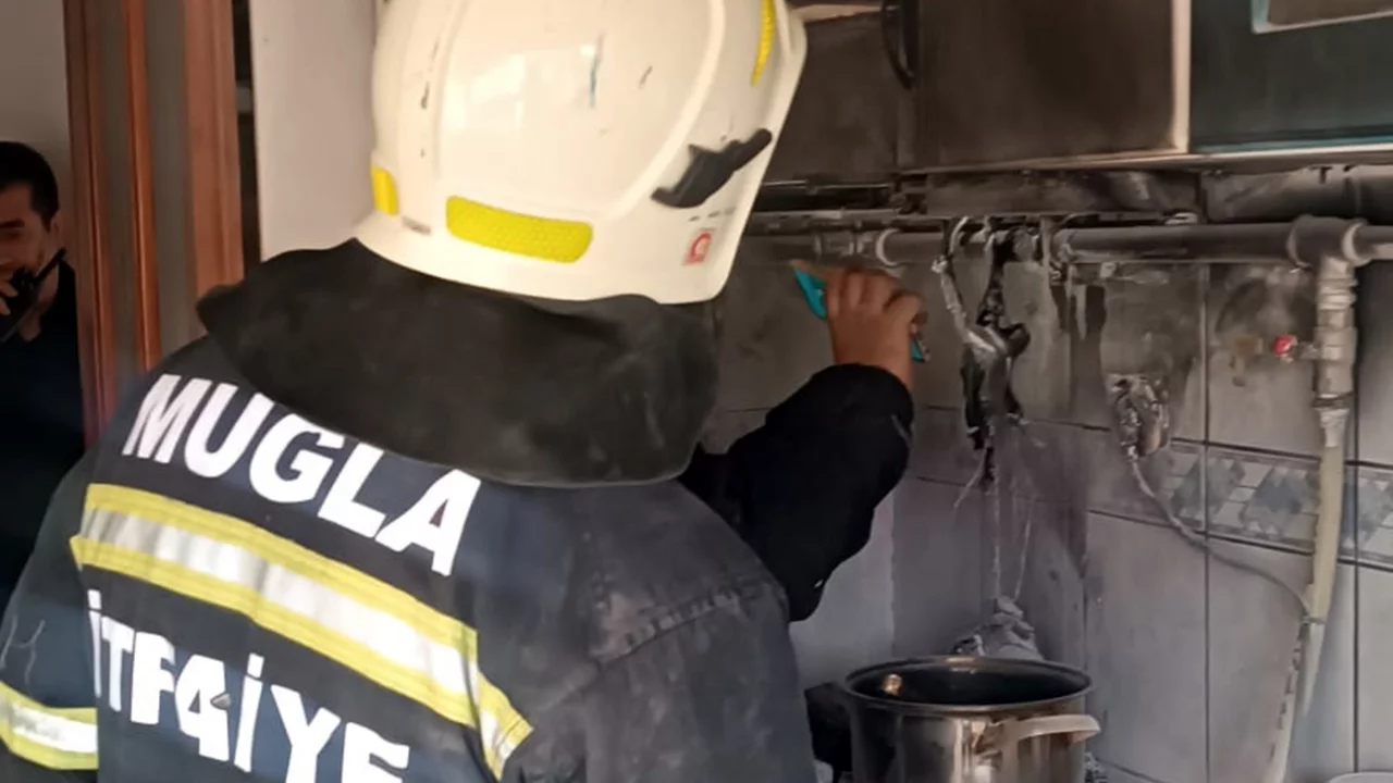 Evde çıkan yangın ev sahibinin müdahalesi ile söndürüldü