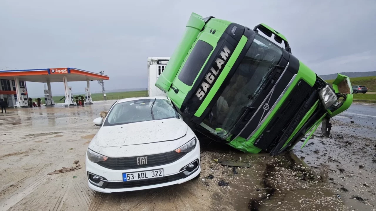 Tır otomobilin &uuml;st&uuml;ne devrildi