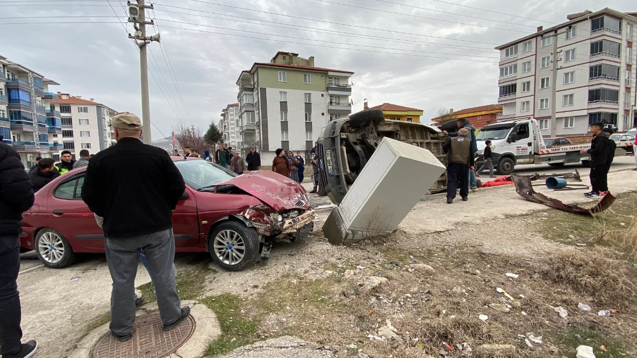 Minib&uuml;s ile otomobil &ccedil;arpıştı: 5 yaralı