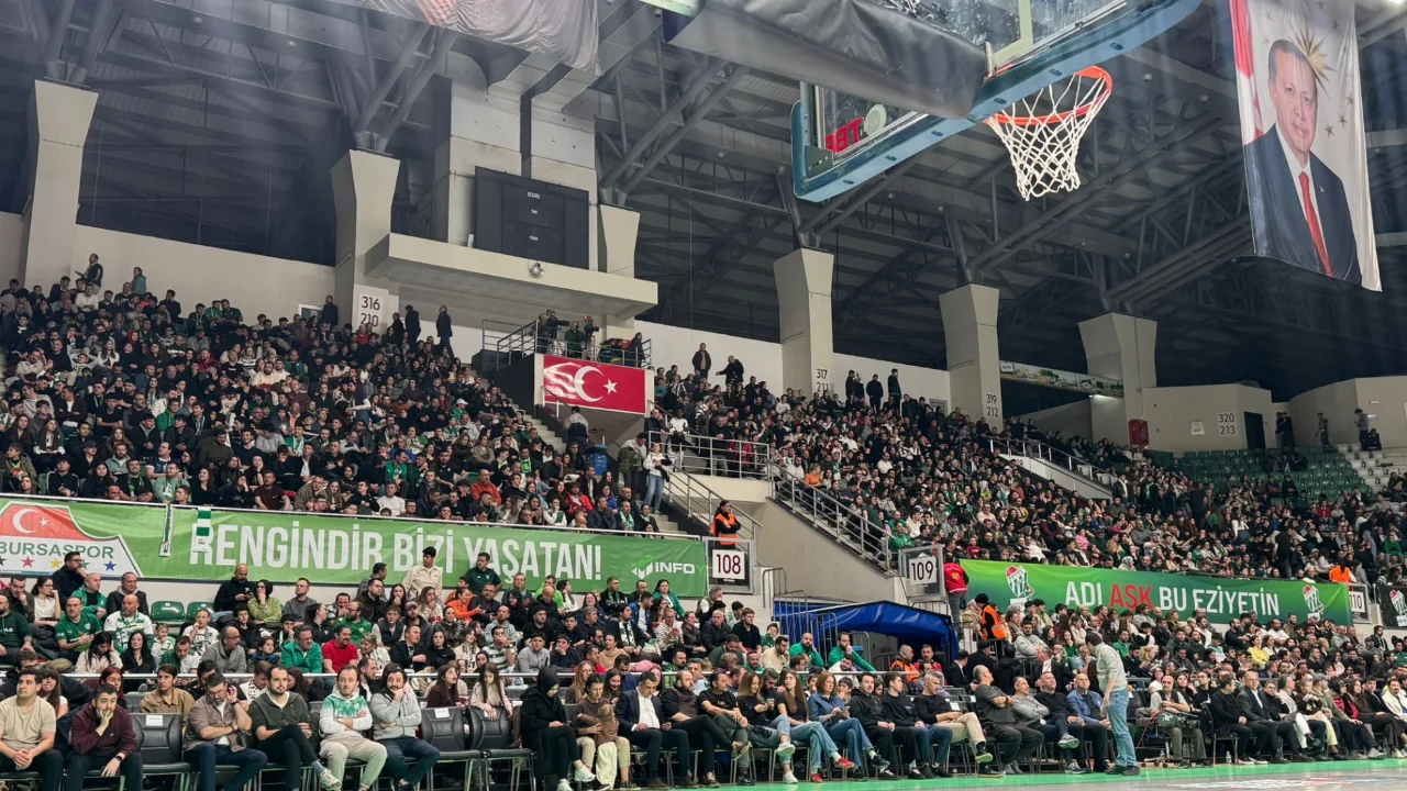 Bursaspor taraftarı salonu doldurdu! 