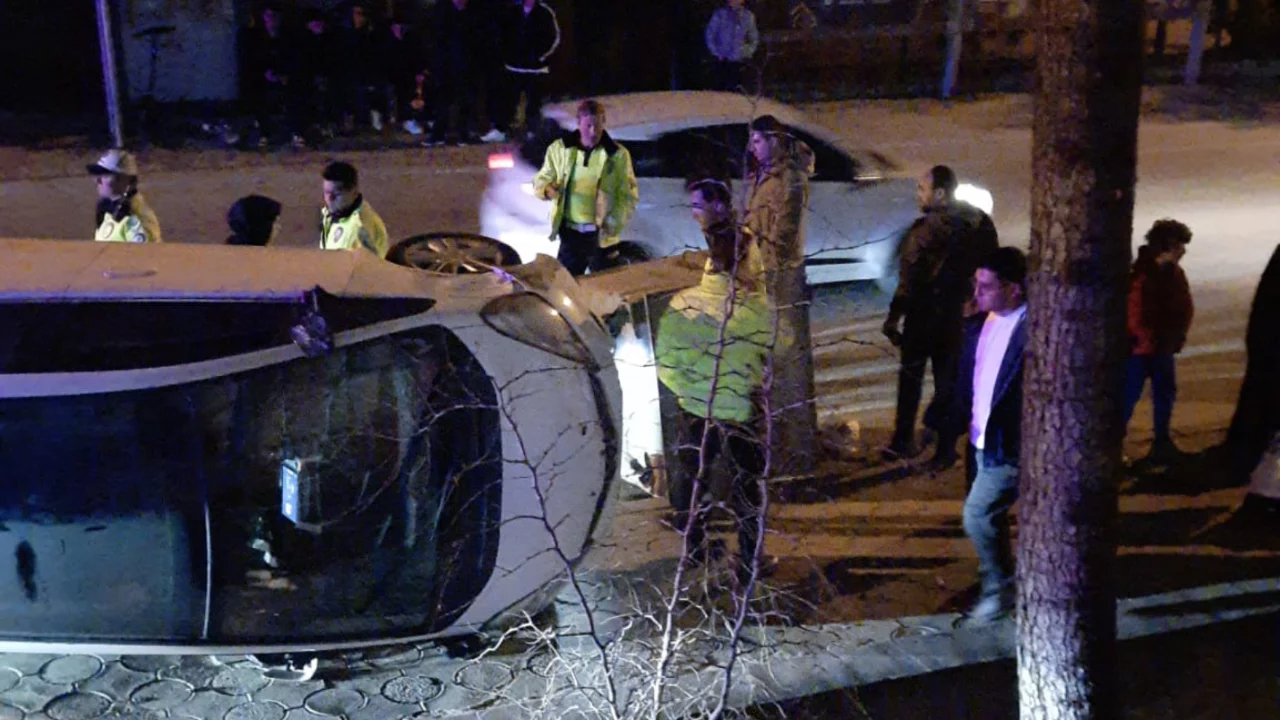 Bursa'da korkutan kaza! Otomobil yan yattı