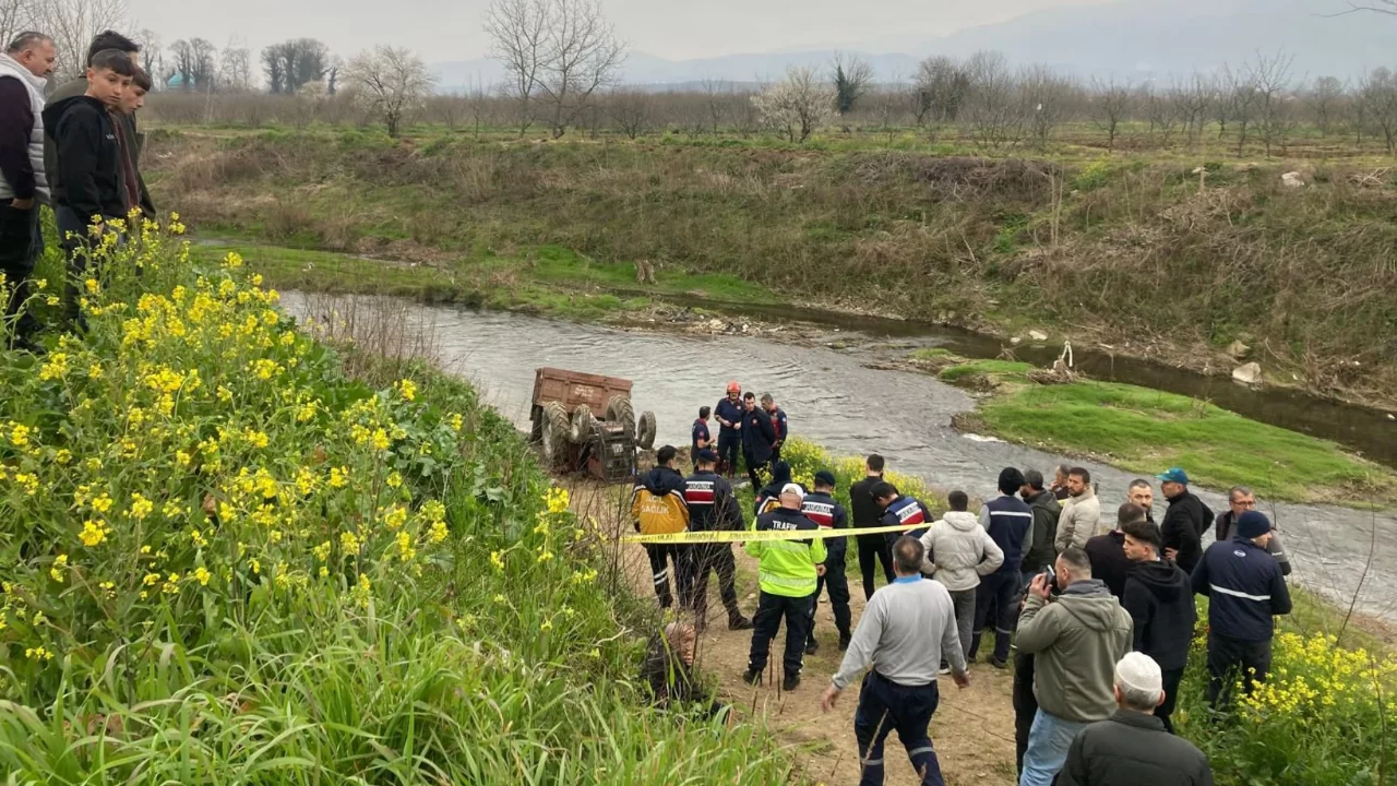 Toprak yolda devrilen traktörün altında kalan sürücü hayatını kaybetti